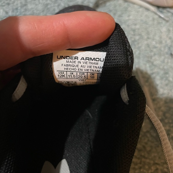 Under Armour boys sneakers - Picture 3 of 4